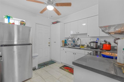 Commercial property in Miami, Florida 145.39 sq.m. № 1864751 - photo 8