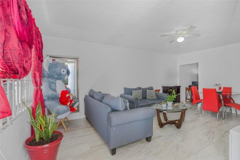 Commercial property in Miami, Florida 145.39 sq.m. № 1864751 - photo 6