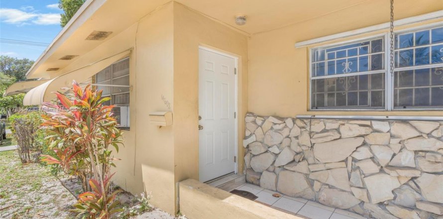 Commercial property in Miami, Florida 145.39 sq.m. № 1864751