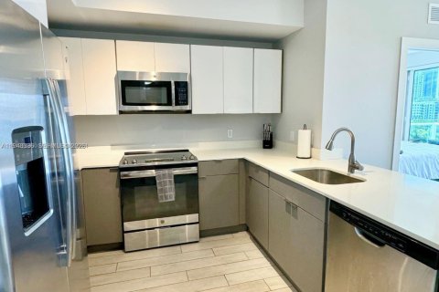 Condo in Miami, Florida, 2 bedrooms  № 2000483 - photo 2