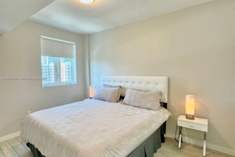 Condo in Miami, Florida, 2 bedrooms  № 2000483 - photo 11