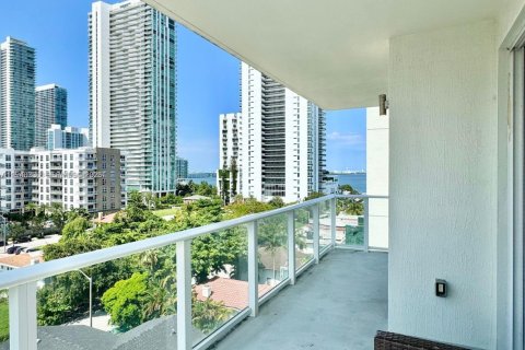 Condo in Miami, Florida, 2 bedrooms  № 2000483 - photo 5