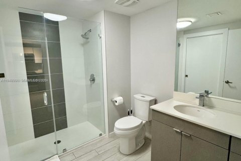 Condo in Miami, Florida, 2 bedrooms  № 2000483 - photo 13