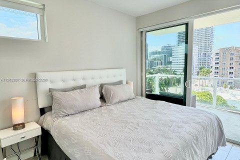 Condo in Miami, Florida, 2 bedrooms  № 2000483 - photo 7