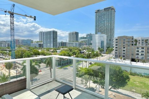 Condo in Miami, Florida, 2 bedrooms  № 2000483 - photo 4