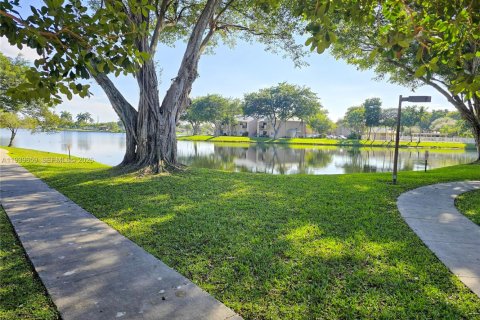 Copropriété à louer à Pembroke Pines, Floride: 2 chambres, 79.34 m2 № 1997943 - photo 4