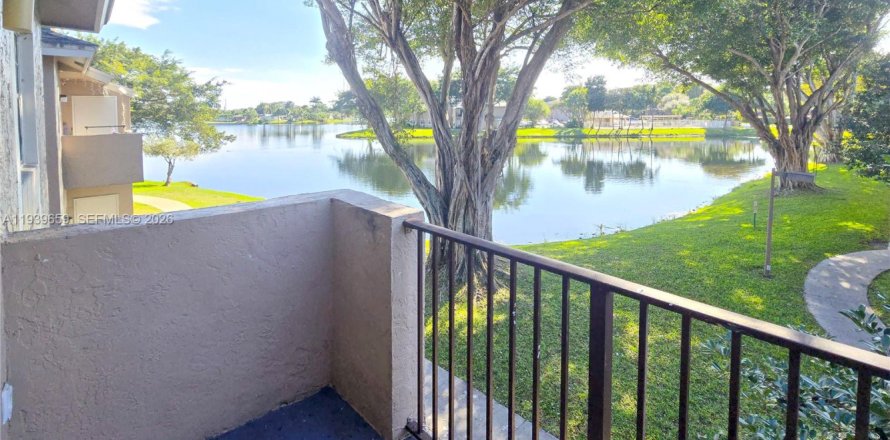 Condo à Pembroke Pines, Floride, 2 chambres  № 1997943