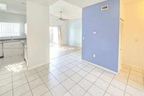 Copropriété à louer à Pembroke Pines, Floride: 2 chambres, 79.34 m2 № 1997943 - photo 3