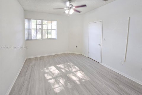 Copropriété à louer à Pembroke Pines, Floride: 2 chambres, 79.34 m2 № 1997943 - photo 10