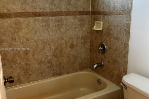Touwnhouse à louer à Miramar, Floride: 3 chambres, 139.82 m2 № 2076455 - photo 17