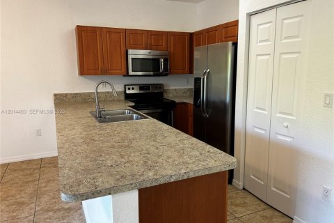 Touwnhouse à louer à Miramar, Floride: 3 chambres, 139.82 m2 № 2076455 - photo 2