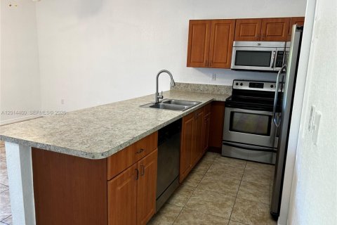 Touwnhouse à louer à Miramar, Floride: 3 chambres, 139.82 m2 № 2076455 - photo 3
