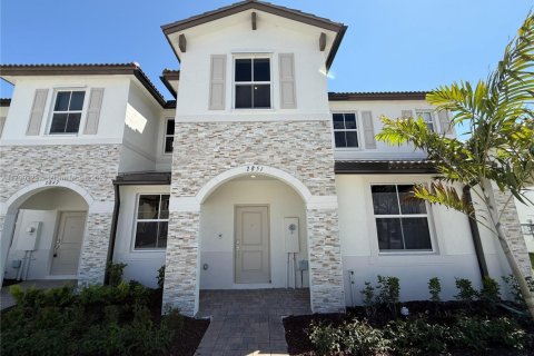 Снять в аренду таунхаус в Хомстед, Флорида 3 спальни, № 1939430 - фото 2