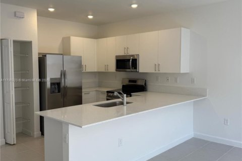 Снять в аренду таунхаус в Хомстед, Флорида 3 спальни, № 1939430 - фото 5