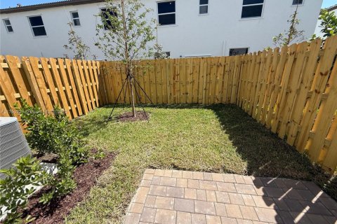 Снять в аренду таунхаус в Хомстед, Флорида 3 спальни, № 1939430 - фото 8