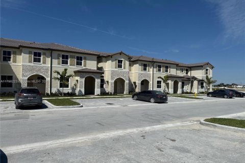 Снять в аренду таунхаус в Хомстед, Флорида 3 спальни, № 1939430 - фото 1