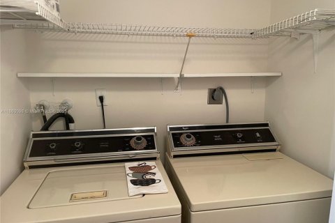 Condo in Miami, Florida, 2 bedrooms  № 1889364 - photo 6