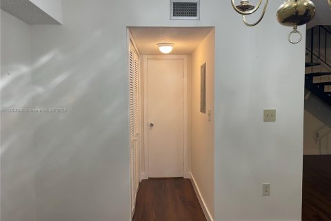 Condo in Miami, Florida, 2 bedrooms  № 1889364 - photo 5