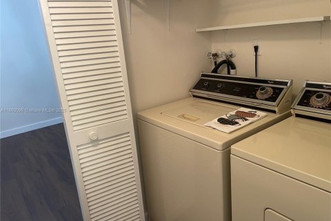 Condo in Miami, Florida, 2 bedrooms  № 1889364 - photo 8