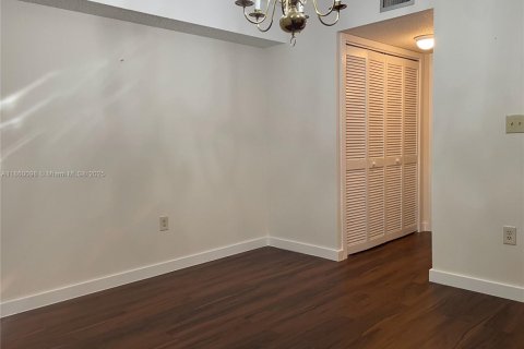 Condo in Miami, Florida, 2 bedrooms  № 1889364 - photo 4