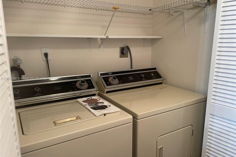 Condo in Miami, Florida, 2 bedrooms  № 1889364 - photo 7