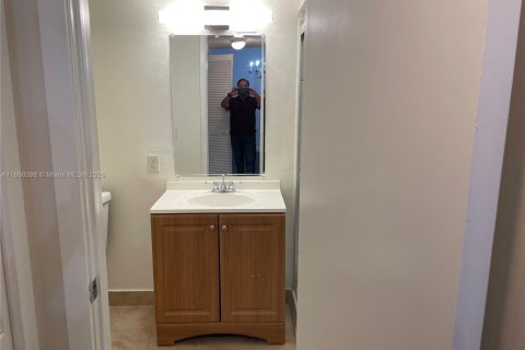 Condo in Miami, Florida, 2 bedrooms  № 1889364 - photo 9