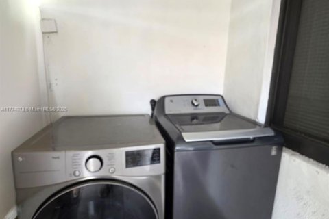 Casa en alquiler en Miami, Florida, 1 dormitorio, 186.27 m2 № 1739655 - foto 7