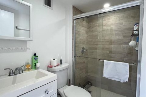 Casa en alquiler en Miami, Florida, 1 dormitorio, 186.27 m2 № 1739655 - foto 1
