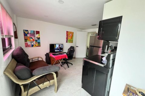 Casa en alquiler en Miami, Florida, 1 dormitorio, 186.27 m2 № 1739655 - foto 3