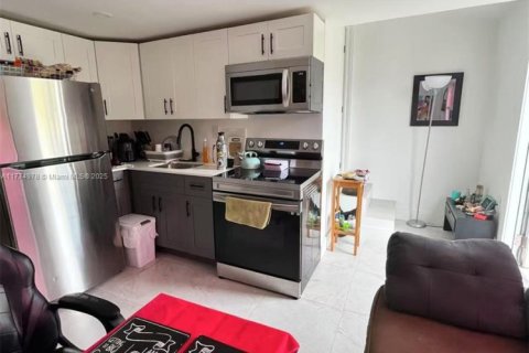 Casa en alquiler en Miami, Florida, 1 dormitorio, 186.27 m2 № 1739655 - foto 5