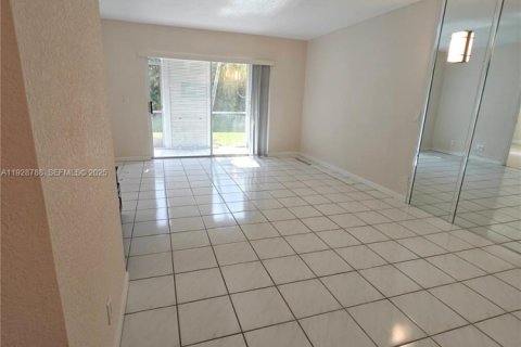 Condominio en alquiler en Coral Springs, Florida, 2 dormitorios, 74.79 m2 № 1992242 - foto 6