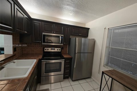 Condominio en alquiler en Coral Springs, Florida, 2 dormitorios, 74.79 m2 № 1992242 - foto 2