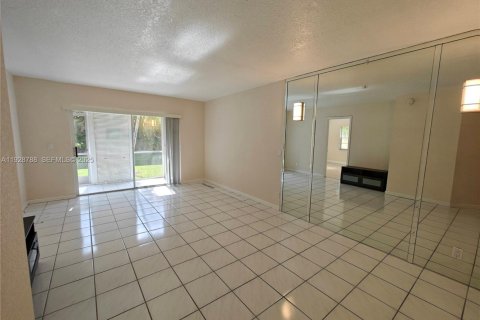 Condominio en alquiler en Coral Springs, Florida, 2 dormitorios, 74.79 m2 № 1992242 - foto 8