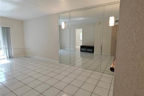 Condominio en alquiler en Coral Springs, Florida, 2 dormitorios, 74.79 m2 № 1992242 - foto 7