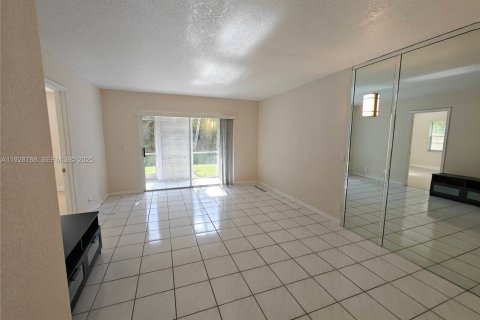 Condominio en alquiler en Coral Springs, Florida, 2 dormitorios, 74.79 m2 № 1992242 - foto 9