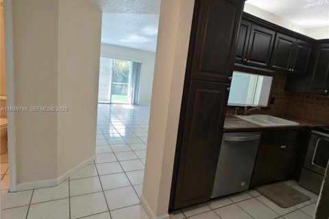Condominio en alquiler en Coral Springs, Florida, 2 dormitorios, 74.79 m2 № 1992242 - foto 5