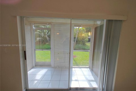 Condominio en alquiler en Coral Springs, Florida, 2 dormitorios, 74.79 m2 № 1992242 - foto 11