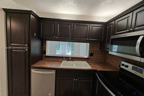 Condominio en alquiler en Coral Springs, Florida, 2 dormitorios, 74.79 m2 № 1992242 - foto 3