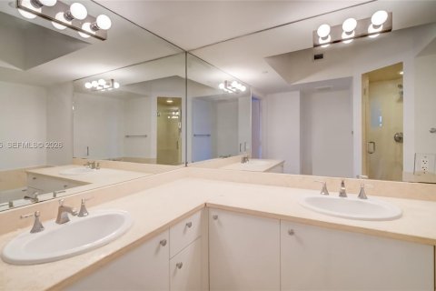 Condo in Aventura, Florida, 2 bedrooms  № 2046734 - photo 19