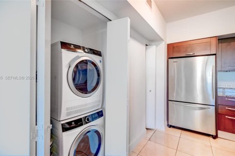Condo in Aventura, Florida, 2 bedrooms  № 2046734 - photo 12