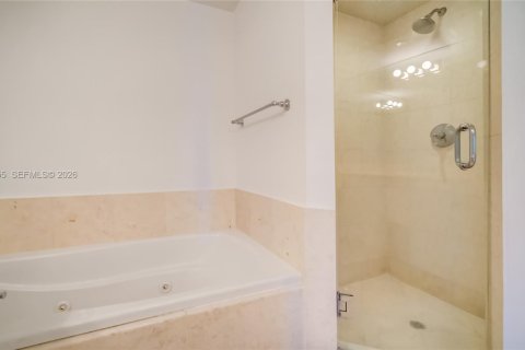 Condo in Aventura, Florida, 2 bedrooms  № 2046734 - photo 21