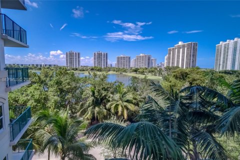 Condo in Aventura, Florida, 2 bedrooms  № 2046734 - photo 29