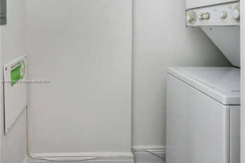 Condo in Miami, Florida, 1 bedroom  № 2081573 - photo 24