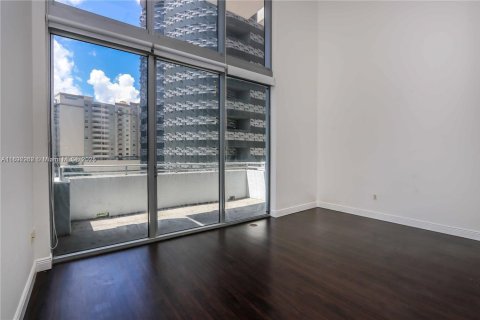 Condo in Miami, Florida, 1 bedroom  № 2081573 - photo 3