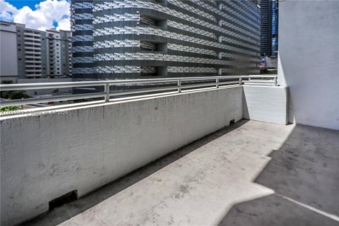Condo in Miami, Florida, 1 bedroom  № 2081573 - photo 27