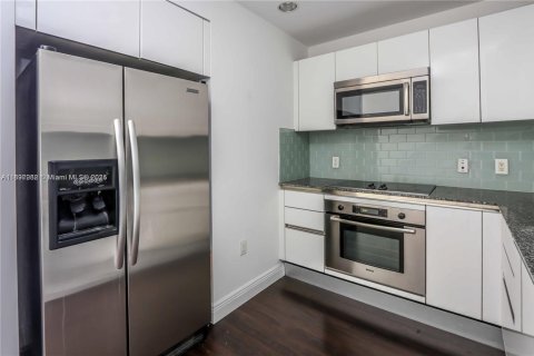 Condo in Miami, Florida, 1 bedroom  № 2081573 - photo 9