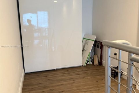 Condo in Miami, Florida, 1 bedroom  № 2081573 - photo 14
