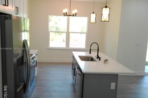 House in Palm Bay, Florida 4 bedrooms, 171.87 sq.m. № 2055924 - photo 15