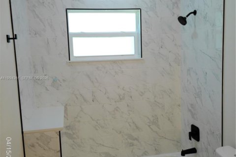 House in Palm Bay, Florida 4 bedrooms, 171.87 sq.m. № 2055924 - photo 19