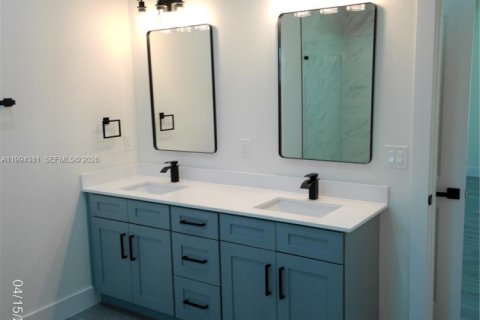 House in Palm Bay, Florida 4 bedrooms, 171.87 sq.m. № 2055924 - photo 23